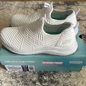 Skechers Shoes- NWT Size 8, white, Memory foam, comfortable